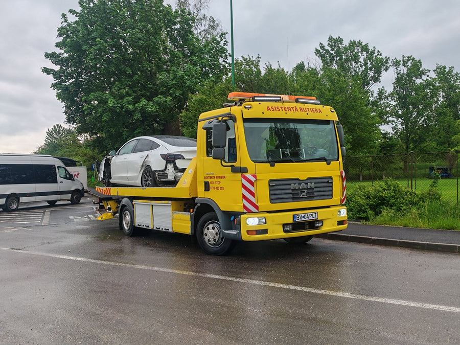 Autoturism ancorat pe platformă